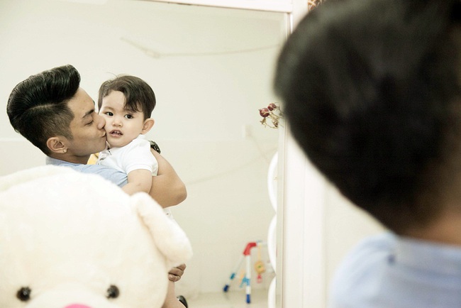 Vợ chồng Khánh Thi – Phan Hiển hạnh phúc rạng ngời trong MV hát tặng con trai cưng - Ảnh 3.