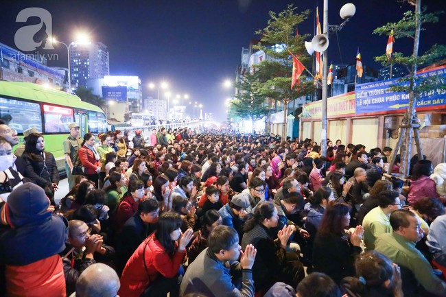 Hàng nghìn người chen chúc dâng sao giải hạn và xin lộc tại chùa Phúc Khánh - Ảnh 1.