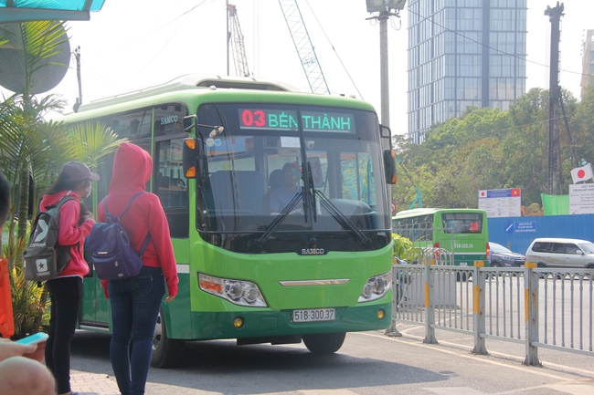 Miễn phí vé xe buýt, tặng hoa cho phụ nữ ngày 8/3: Dễ thương quá, Sài Gòn ơi! - Ảnh 3.