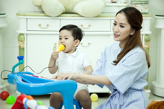 Vợ chồng Khánh Thi – Phan Hiển hạnh phúc rạng ngời trong MV hát tặng con trai cưng - Ảnh 7.