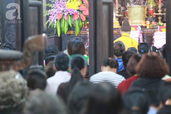 Hàng nghìn người chen chúc dâng sao giải hạn và xin lộc tại chùa Phúc Khánh - Ảnh 3.