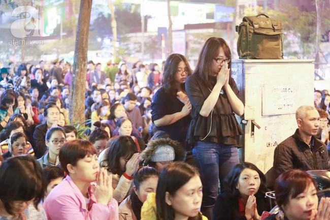Hàng nghìn người chen chúc dâng sao giải hạn và xin lộc tại chùa Phúc Khánh - Ảnh 6.