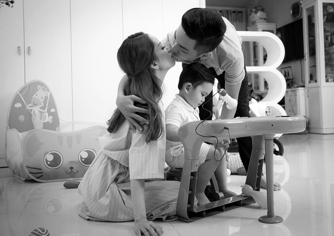 Vợ chồng Khánh Thi – Phan Hiển hạnh phúc rạng ngời trong MV hát tặng con trai cưng - Ảnh 2.