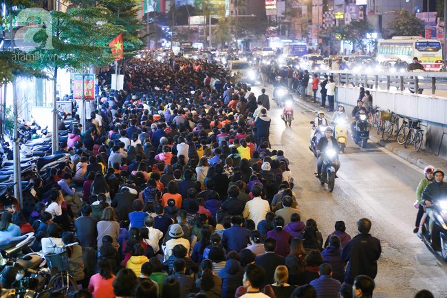 Hàng nghìn người chen chúc dâng sao giải hạn và xin lộc tại chùa Phúc Khánh - Ảnh 2.