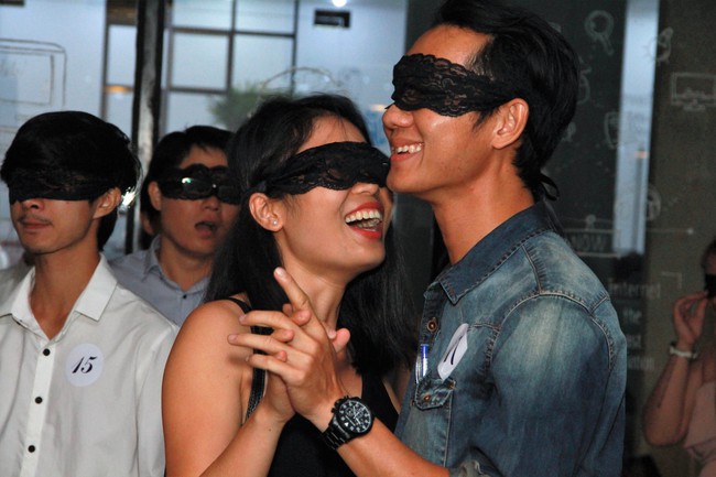 Chùm ảnh: 50 cặp đôi xa lạ đeo mặt nạ tìm hiểu nhau trong lần hẹn hò đầu tiên - Ảnh 14.