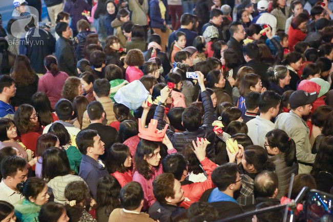Hàng nghìn người chen chúc dâng sao giải hạn và xin lộc tại chùa Phúc Khánh - Ảnh 17.