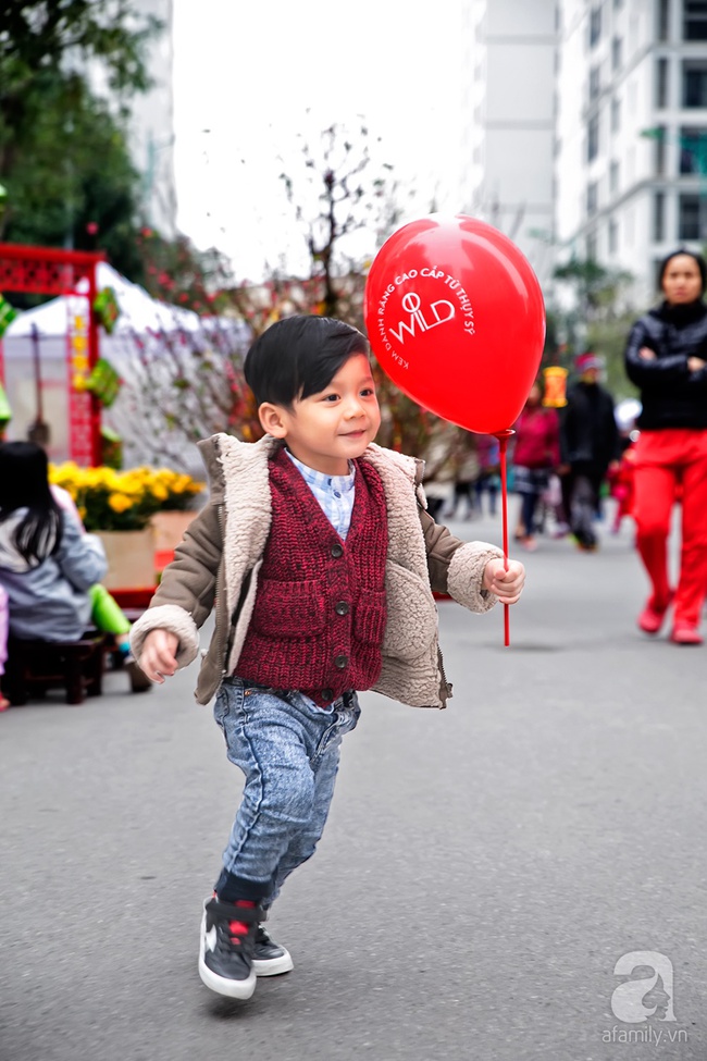 Soái ca Mạnh Trường đảm đang chăm con cho bà xã mua sắm ngày Tết - Ảnh 14.