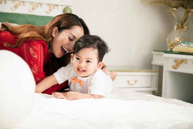 Vợ chồng Khánh Thi – Phan Hiển hạnh phúc rạng ngời trong MV hát tặng con trai cưng - Ảnh 12.