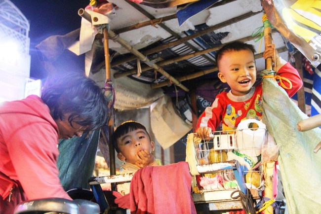 Bốn mẹ con trên chuyến xe rác ở Sài Gòn: Dù thế nào cũng phải lo cho tụi nhỏ đi học - Ảnh 5.