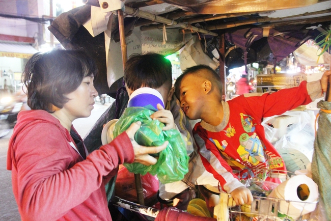 Bốn mẹ con trên chuyến xe rác ở Sài Gòn: Dù thế nào cũng phải lo cho tụi nhỏ đi học - Ảnh 3.