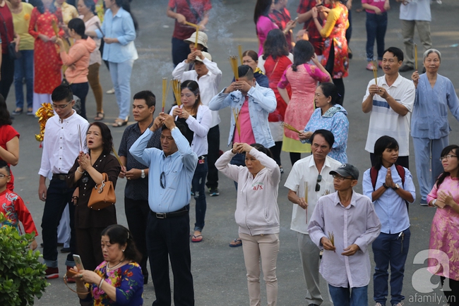 Người Sài Gòn tấp nập đi lễ chùa, phóng sinh ngày đầu năm - Ảnh 1.