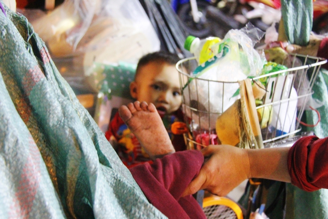 Bốn mẹ con trên chuyến xe rác ở Sài Gòn: Dù thế nào cũng phải lo cho tụi nhỏ đi học - Ảnh 6.