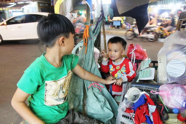 Bốn mẹ con trên chuyến xe rác ở Sài Gòn: Dù thế nào cũng phải lo cho tụi nhỏ đi học - Ảnh 10.