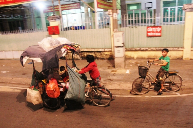 Bốn mẹ con trên chuyến xe rác ở Sài Gòn: Dù thế nào cũng phải lo cho tụi nhỏ đi học - Ảnh 8.