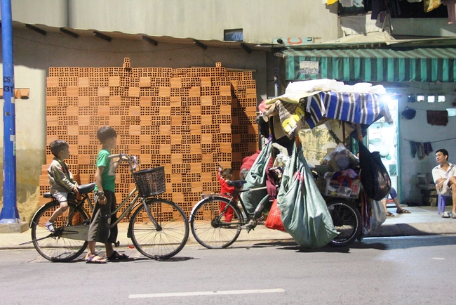Bốn mẹ con trên chuyến xe rác ở Sài Gòn: Dù thế nào cũng phải lo cho tụi nhỏ đi học - Ảnh 7.