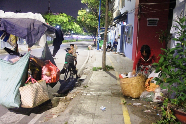 Bốn mẹ con trên chuyến xe rác ở Sài Gòn: Dù thế nào cũng phải lo cho tụi nhỏ đi học - Ảnh 17.