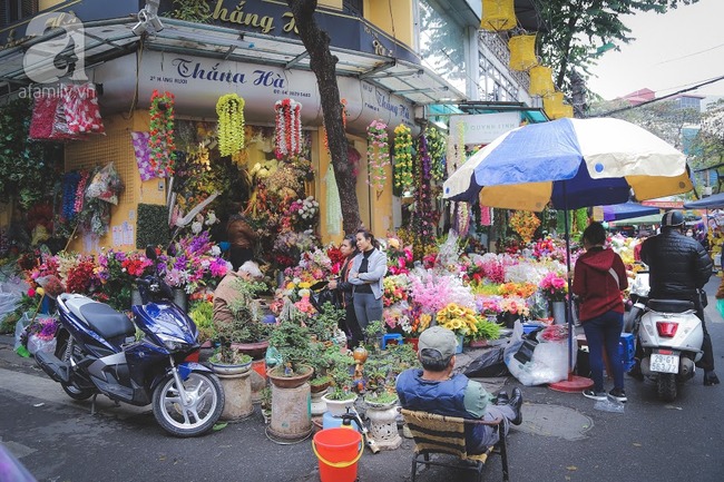 Những khoảnh khắc ngọt ngào ấm áp trong ngày cuối cùng của năm trước lúc giao thừa - Ảnh 1.