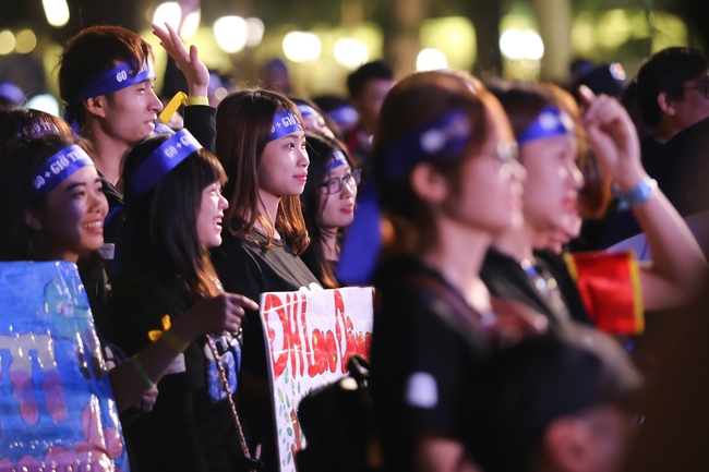 Người dân Hà Nội hào hứng với lễ hội  Tắt Đèn hưởng ứng Giờ Trái đất 2017 - Ảnh 5.