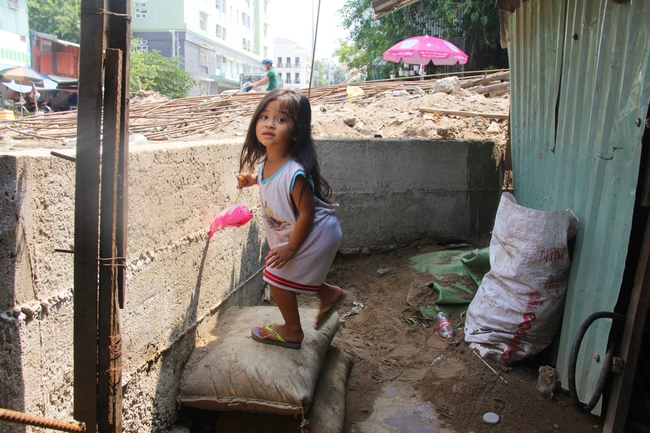 Sau nâng đường, dân sống trong nhà hầm, toilet tràn ngược lên sàn nhà, hôi thối không chịu nổi - Ảnh 9.