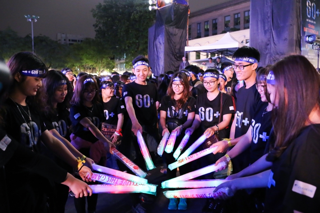 Người dân Hà Nội hào hứng với lễ hội  Tắt Đèn hưởng ứng Giờ Trái đất 2017 - Ảnh 8.