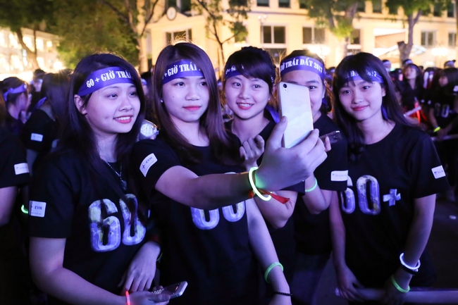 Người dân Hà Nội hào hứng với lễ hội  Tắt Đèn hưởng ứng Giờ Trái đất 2017 - Ảnh 10.