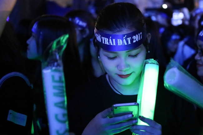 Người dân Hà Nội hào hứng với lễ hội  Tắt Đèn hưởng ứng Giờ Trái đất 2017 - Ảnh 11.