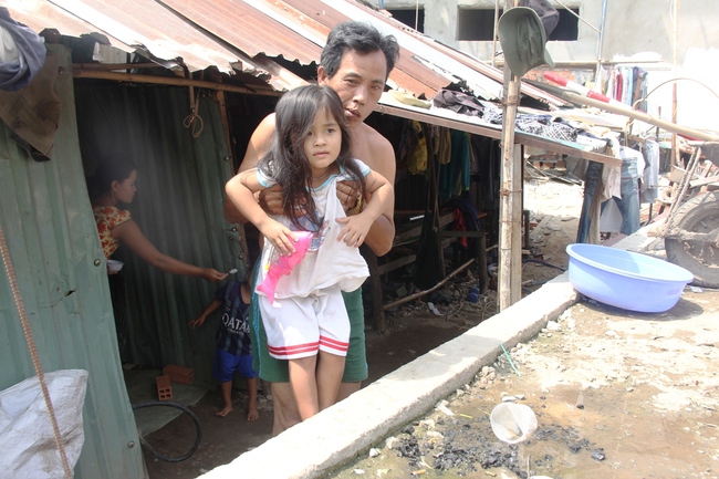 Sau nâng đường, dân sống trong nhà hầm, toilet tràn ngược lên sàn nhà, hôi thối không chịu nổi - Ảnh 10.