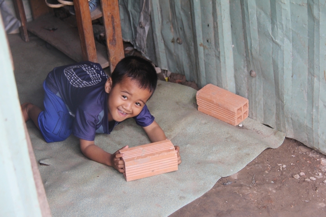 Sau nâng đường, dân sống trong nhà hầm, toilet tràn ngược lên sàn nhà, hôi thối không chịu nổi - Ảnh 11.