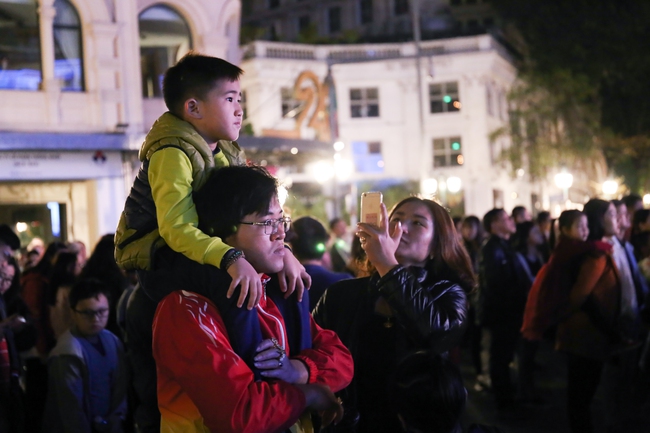 Người dân Hà Nội hào hứng với lễ hội  Tắt Đèn hưởng ứng Giờ Trái đất 2017 - Ảnh 12.