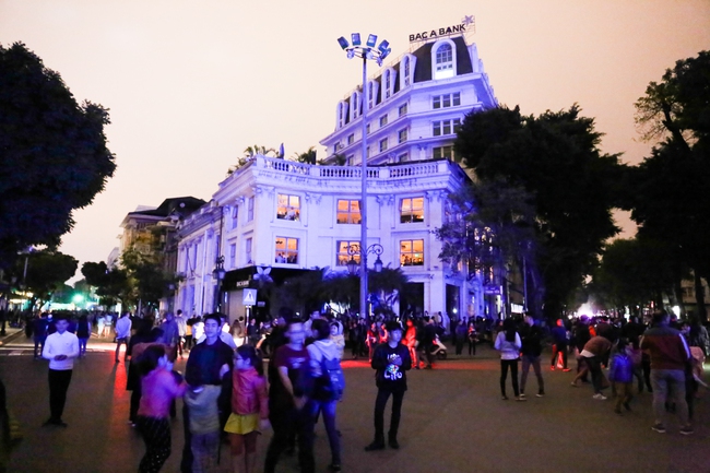 Người dân Hà Nội hào hứng với lễ hội  Tắt Đèn hưởng ứng Giờ Trái đất 2017 - Ảnh 14.