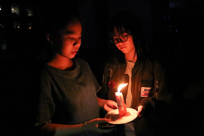 Người dân Hà Nội hào hứng với lễ hội  Tắt Đèn hưởng ứng Giờ Trái đất 2017 - Ảnh 15.