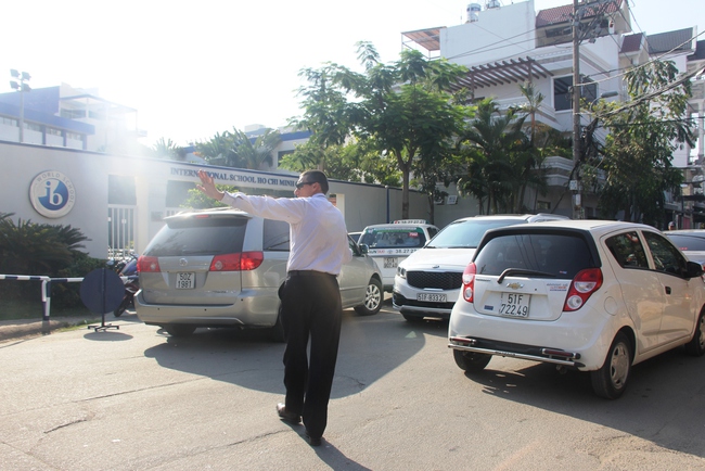 Thầy giáo Tây ở Sài Gòn mướt mồ hôi giải cứu kẹt xe vì sợ học sinh trễ giờ - Ảnh 6.