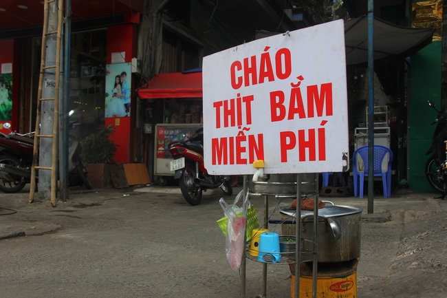 Chỉ là nồi cháo thịt bằm, và Sài Gòn vẫn luôn dễ thương đến thế! - Ảnh 1.