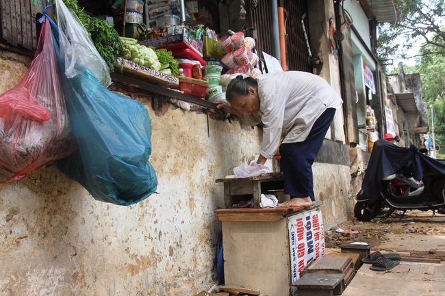 TP.HCM: Người dân kê ghế, bắc thang leo vào nhà khi bậc tam cấp bị tháo dỡ - Ảnh 3.