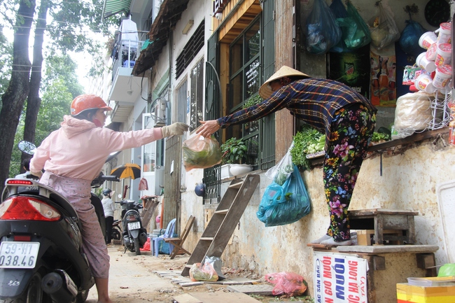 TP.HCM: Người dân kê ghế, bắc thang leo vào nhà khi bậc tam cấp bị tháo dỡ - Ảnh 8.