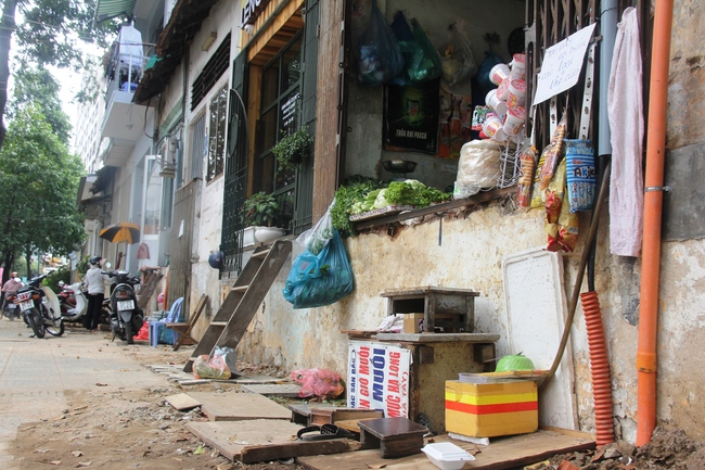 TP.HCM: Người dân kê ghế, bắc thang leo vào nhà khi bậc tam cấp bị tháo dỡ - Ảnh 5. TP.HCM: Người dân kê ghế, bắc thang leo vào nhà khi bậc tam cấp bị tháo dỡ - Ảnh 5.