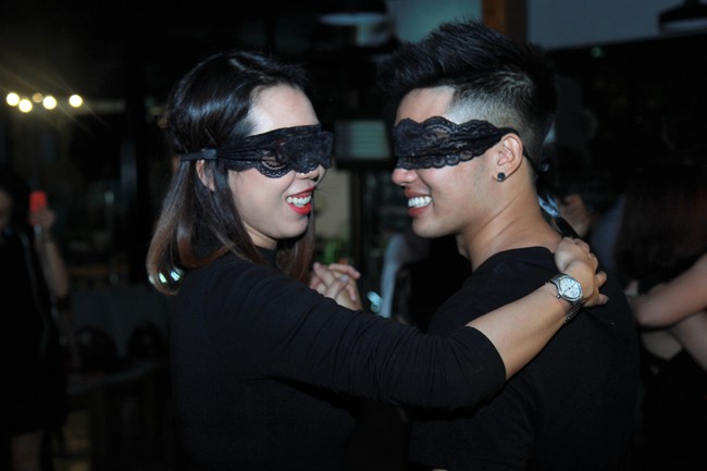 Chùm ảnh: 50 cặp đôi xa lạ đeo mặt nạ tìm hiểu nhau trong lần hẹn hò đầu tiên - Ảnh 3.