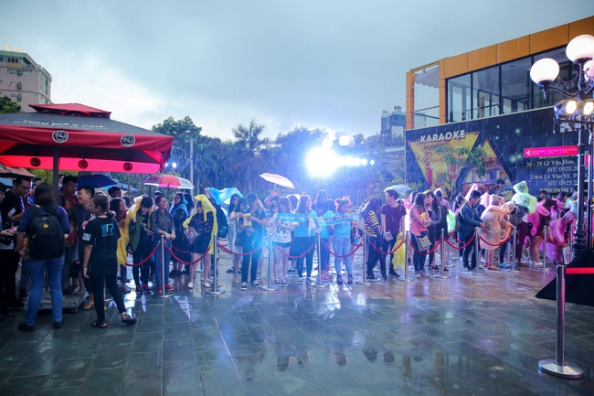 Mặc mưa to, hàng ngàn fan vẫn xếp hàng chờ đợi Sơn Tùng M-TP - Ảnh 2.