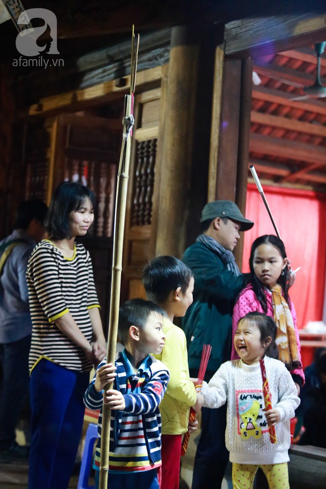 Hà Nội: Hàng trăm người đổ xô đi xin lửa lấy đỏ rồi mang lửa về nhà trong đêm khuya - Ảnh 2.