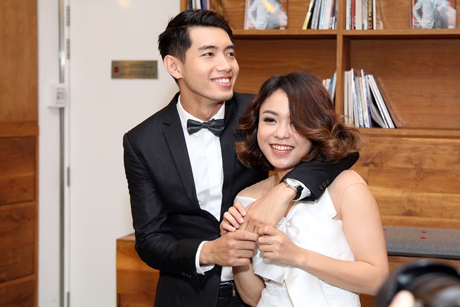 Thái Trinh nồng nàn khóa môi Quang Đăng ngày ra mắt MV kỷ niệm chuyện tình yêu - Ảnh 1.