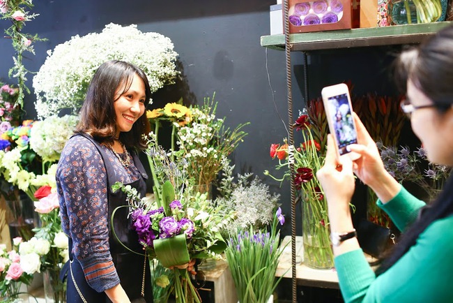 Chỉ với tiệm hoa 25m2, cô hàng hoa tiết lộ doanh thu khủng dịp 8/3 nhờ bán hoa sang chảnh - Ảnh 20.