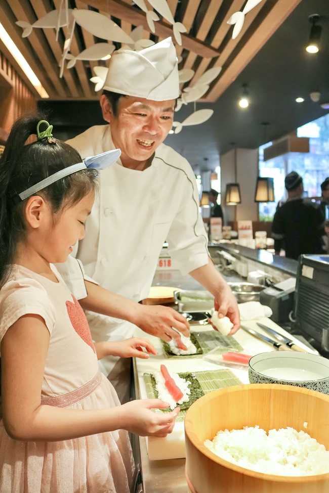 Con gái diễn viên Mạnh Trường gây bất ngờ khi nấu món Nhật với đầu bếp Nhật - Ảnh 1.