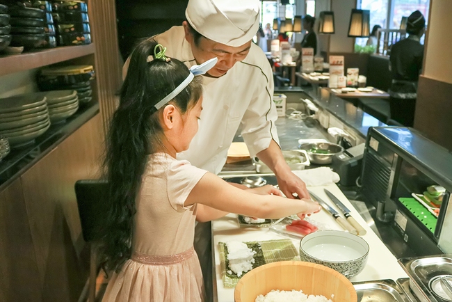 Con gái diễn viên Mạnh Trường gây bất ngờ khi nấu món Nhật với đầu bếp Nhật - Ảnh 2.