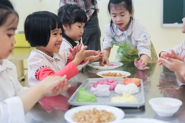 Ngắm các bé hào hứng nặn bánh trôi xinh xinh cho ngày Tết Hàn thực - Ảnh 2.