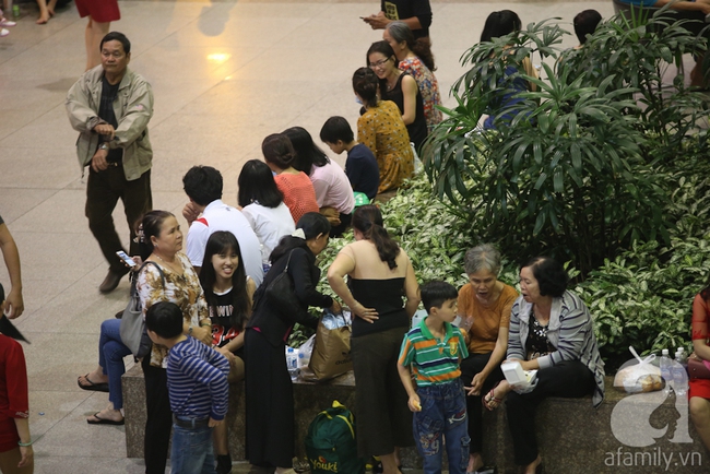 Chùm ảnh: Giữa đêm sân bay Tân Sơn Nhất vẫn đông nghẹt, trẻ ngủ thiếp trên tay mẹ - Ảnh 10.