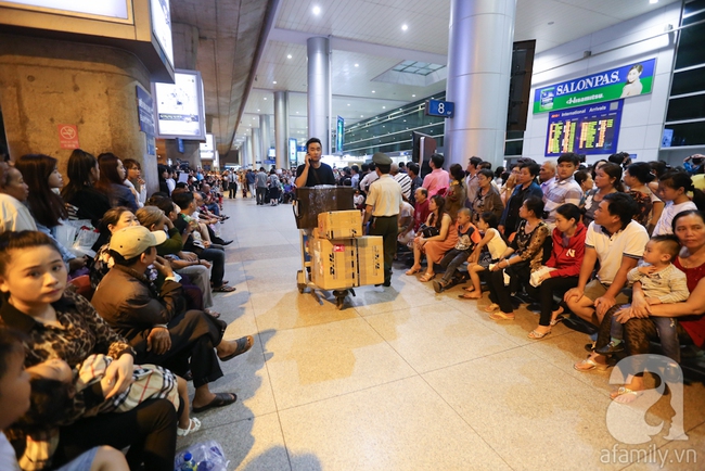 Chùm ảnh: Giữa đêm sân bay Tân Sơn Nhất vẫn đông nghẹt, trẻ ngủ thiếp trên tay mẹ - Ảnh 11.