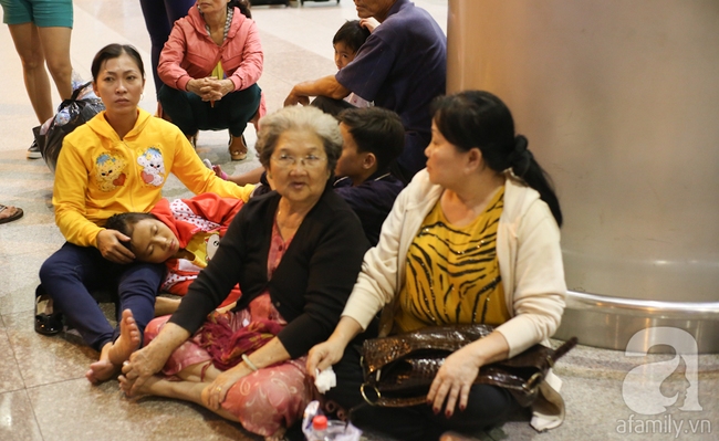 Chùm ảnh: Giữa đêm sân bay Tân Sơn Nhất vẫn đông nghẹt, trẻ ngủ thiếp trên tay mẹ - Ảnh 3.