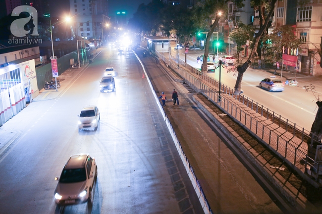 Trong đêm, Hà Nội lắp xong giải đoạn phân cách ngăn làn đường riêng cho xe bus nhanh BRT - Ảnh 1.