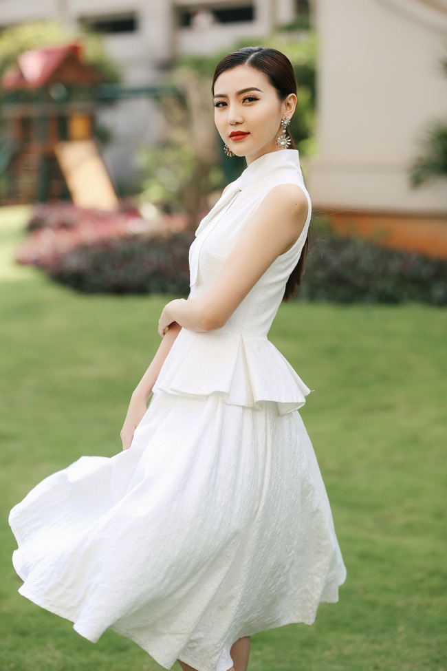 Ngọc Duyên váy trắng tinh khôi, sang trọng khi ngồi ghế giám khảo - Ảnh 1. Ngọc Duyên váy trắng tinh khôi, sang trọng khi ngồi ghế giám khảo - Ảnh 1.