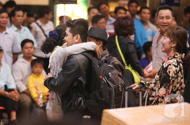 Chùm ảnh: Giữa đêm sân bay Tân Sơn Nhất vẫn đông nghẹt, trẻ ngủ thiếp trên tay mẹ - Ảnh 17.